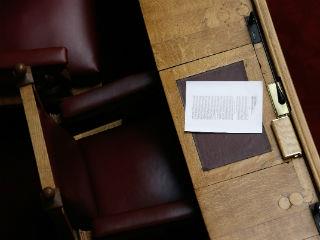 Η χώρα δεν έχει δυστυχώς σήμερα μια κυβέρνηση κατώτερη των περιστάσεων, έχει και μια αντιπολίτευση που δεν εμπνέει  εμπιστοσύνη, μια και η αξιωματική αντιπολίτευση βαρύνεται με το προπατορικό αμάρτημα της ευθύνης για την αφετηρία της οικονομικής κρίσης, ενώ ο τρικομματικός λεγόμενος ενδιάμεσος χώρος, αποτελείται από φίλαρχους που το ενδιαφέρον τους εστιάζεται στην προσωπική τους πολιτική επιβίωση.